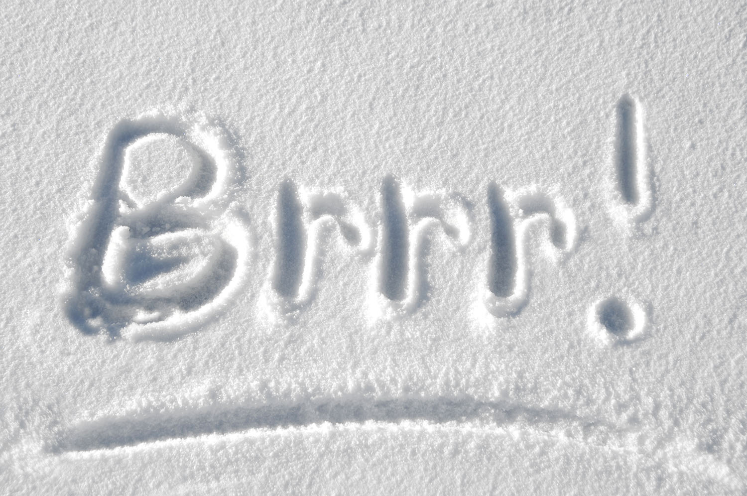 Handwritten message in the snow says "Brrr."